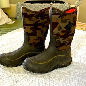 Boys Muck boots size 3 (big boy).